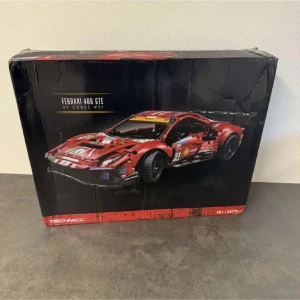 Technic Ferrari 488 GTE - Byggsats av Technic Ferrari 488 GTE AF Corse #51. Modellen är röd med svarta och vita detaljer, och har realistiska racingdekaler. Innehåller många delar för en detaljerad och sportig bil i plast. Perfekt för bil- och byggklossar entusiaster. Förpackningen är öppnad men bruksanvisningen och klistermärkerna finns kvar samt klossarna.