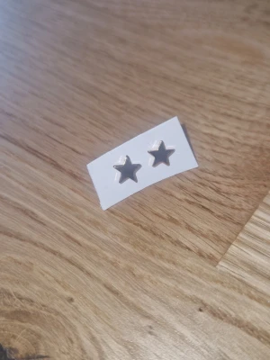 Örhängen stjärnor - Helt nya snygga små örhängen i form av stjärnor. Perfekta för dig som gillar minimalistiska och trendiga accessoarer. Stiftmodell med klassisk låsning. Passar till många olika stilar och är lätta att bära varje dag.