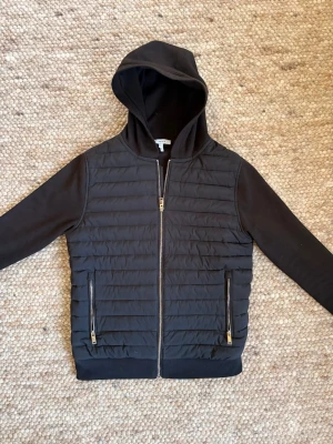 Reiss cardigan  - Säljer denna riktigt feta cardiganen från märket Reiss👌. Nypriset ligger runt 3000kr🤝. Storlek S, skick 10/10 inga defekter!🌟. Hör gärna av er vid frågor eller funderingar👍