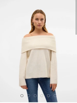 Beige off shoulder stickad tröja från H&M - Trendig off shoulder stickad tröja i beige med bred krage och ribbstickad struktur. Långa ärmar och avslappnad passform, perfekt att styla med jeans eller kjol. Mjuk och skön, passar dig som gillar en stilren look. Mycket lik den i första bilden💕 knappt används💕köpt utomlands så storleken säger xl men skulle säga att det är en 38💕 passar nog 36 oxå om man vill ha den lite större💕