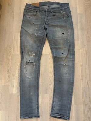 Dondup jeans - Säljer dessa sjukt feta dondup jeans med slitningar | Modell: George | Storlek 32 | Bra skick | Eftertraktad modell med feta slitningar och hål på knät | Hör av dig vid minsta fråga eller fundering 