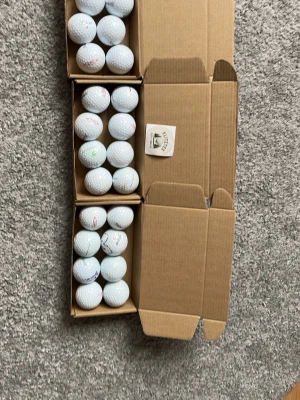 Golfbollar Titleist mix (B-C) - Säljer titleist mix golfbollar från Elitetee. Packade i kartong från Elitetee Golf Balls. Bollarna har klassisk dimple-design och märkning i svart och rött. Perfekt för dig som vill fylla på golfbagen inför säsongen.