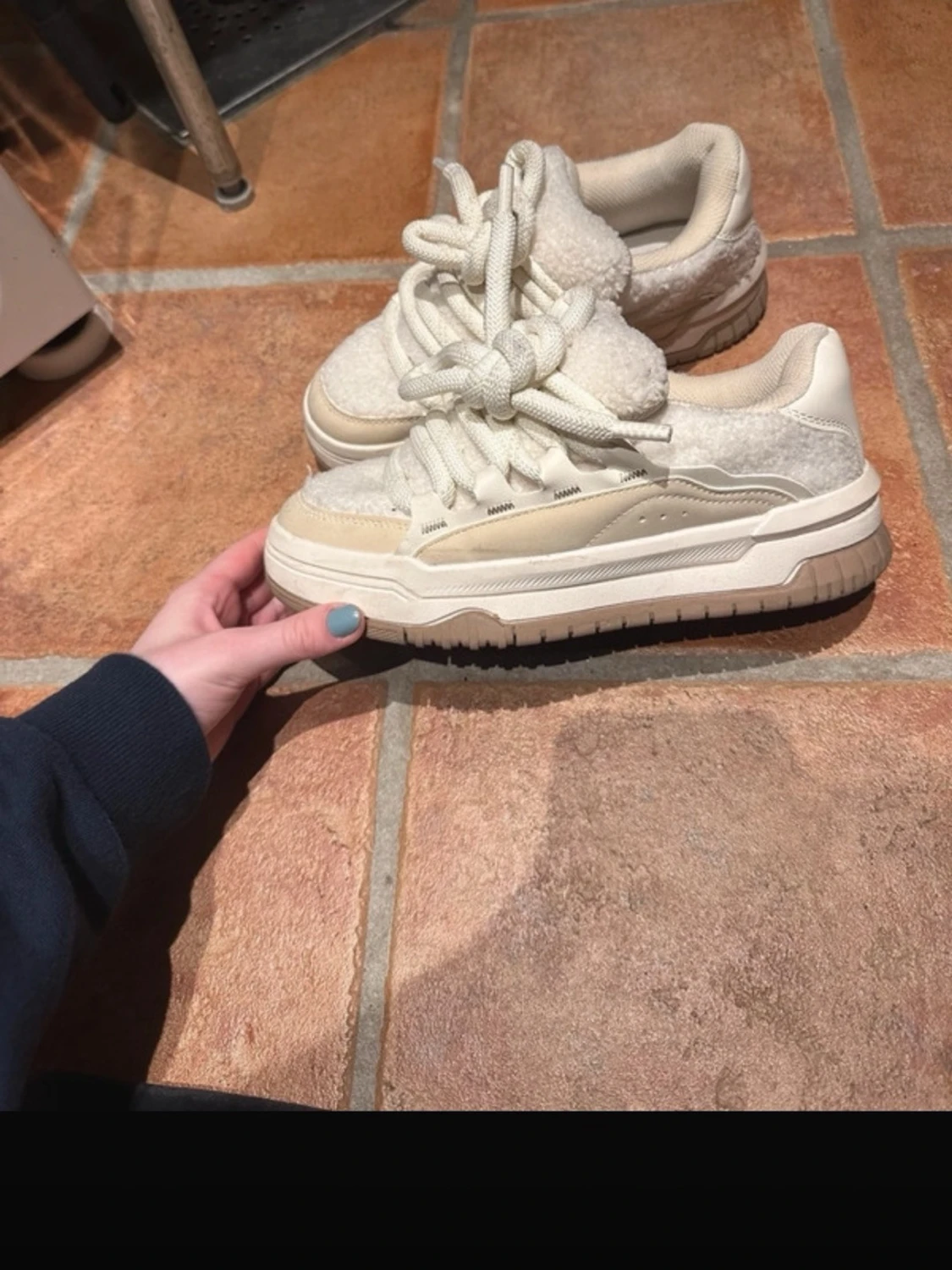 Beige teddy-sneakers med chunky sula - 1