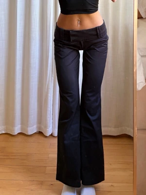 Lågmidjade kostymbyxor  - midja: 38 innerbenslängd: 74 jag är ca 165cm! 