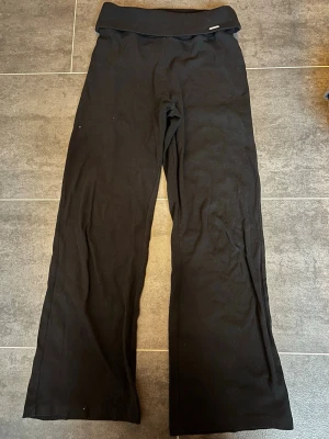 Svarta ribbade mjukisbyxor med utsvängda ben från Aimn  - Säljer ett par svarta ribbade mjukisbyxor från Aim’n med bred linning och utsvängda ben. Byxorna är i mjukt och stretchigt material. Klassisk svart färg som passar till allt.