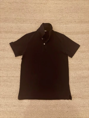 Mörkblå Arket piké skjorta - Säljer nu denna stilrena arket piké skjortan! Färg mörkblå utan något tryck på, perfekt inför sommaren! Size XS, men passar S (perfekt för 175 cm)! Tveka inte att fråga vid minsta fundering!😇