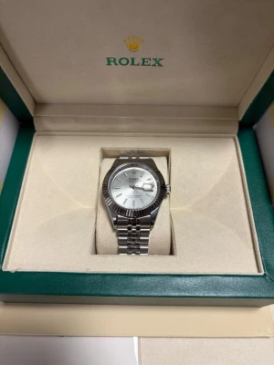 Rolx Role Datejust 41mm Vit Silver Dial / O... - Riktigt fin Rolx Role Datejust Vit Silver Dial Oyster Perpetual, Medföljer Rolx box bag, Certifikate samt alla tillbehör som ni ser på bilden. Helt ny. Skambud besvaras ej.