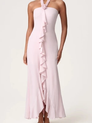  Adoore Rosa långklänning med volangdetalj - Jätte snygg adoore klänning i den rosa som inte längre finns ny 1590! elegant långklänning i ljusrosa med halterneck och volang framtill. Klänningen har en omlottliknande volang som löper från halsen ner längs hela framsidan. Perfekt för dig som vill sticka ut med en feminin och stilren look. Den har lite sminkfläckar med det går bort i tvätten och en knapp saknas men det gör inget den funkar ändå super har använt den en gång och då hade den ingen knapp men den höll exakt som vanligt syns ej!