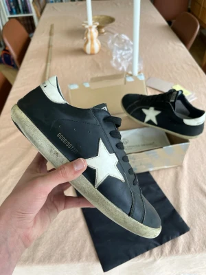 Golden Goose skor - Hej! Säljer nu dessa feta golden goose i svart läder perfekta till sommaren✨|Storlek 43| Smått slitna på sulan (se bilderna). Annars är de i BRA SKICK👑Hör av dig vid frågor😊