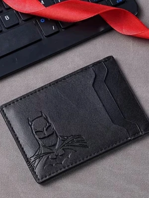 Svart Batman kortfodral i läder - Snyggt svart kortfodral i läder med Batman-motiv präglat på framsidan. Slimmad design med plats för flera kort, perfekt för dig som gillar superhjältar och vill ha en stilren accessoar i fickan.