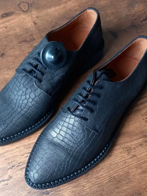 Selected Femme Svarta Croco Suede Skor EU 39 - Snygga svarta finskor från Selected med krokodilpräglat mönster. Skorna har spetsig tå, låg klack och är tillverkade i läder med en lyxig känsla. Perfekta för dig som vill sticka ut med en stilren och trendig look.