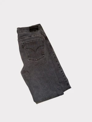 Levi's 511 Slim – Grey Charcoal – 29/32 - Mörkgrå Levi's 511 med smal passform. Mjuk stretch-denim som ger en modern siluett. Perfekt 'Grey Aesthetic'.   🚀 Frakt: Postas imorgon. #Levis511 #GreyDenim