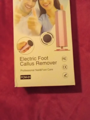 Elektrisk fotfil för förhårdnader - Elektrisk fotfil i rosa metallfinish som effektivt tar bort förhårdnader och död hud på fötterna. Perfekt för professionell nagel- och fotvård hemma. Kompakt och smidig design, enkel att använda med roterande slipyta.