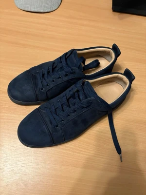 christian louboutin skor - christian louboutin skor i mörkblå mocka. Alla orginala tillbehör (kvitto, skor, låda) finns och följer med vid köp. 