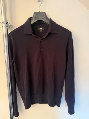 Uniqlo krag tröja - Tjabba! Säljer nu denna uniqlo krag tröjan i storlek xs! Den är i ett bra skick, inga defekter! Om ni har några tankar eller funderingar är det bara att hör av sig!