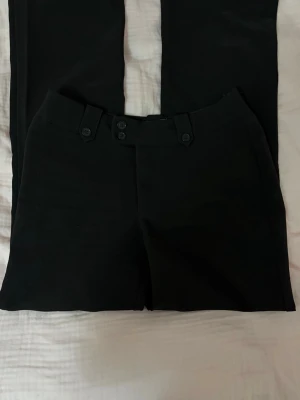 Svarta bootcut kostymbyxor - Bonnie 03Low Bootcut Kostymbyxor från madlady i storlek 34 regular. Passar strl S