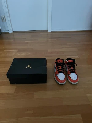 Air Jordan 1 Mid Turf Orange med Originalbox - Storlek 40 - Säljer ett par Air Jordan 1 Mid Turf Orange i färgen Turf Orange/White/Black i storlek EU 40. Skorna är i bra skick med små tecken på användning och kommer med originalbox. Väldigt snygga och ovanlig färgkombination som passar perfekt till både vardag och streetwear.