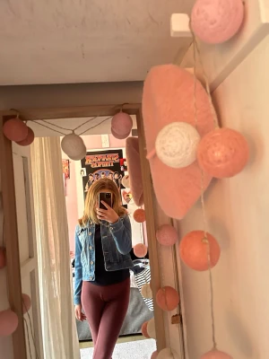 Klassisk blå vintagejeansjacka - Snygg blå jeansjacka med klassisk passform och silvriga knappar framtill. Jackan har två bröstfickor med lock och knapp, samt tydliga sömmar som ger en tidlös denimlook. Perfekt att slänga över en hoodie eller t-shirt. 