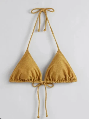 Guldig och glittrig trekantsbikini  - Trendig trekantsbikini som är guldig och glittrig. Klassisk modell med knyt både i nacken och ryggen för justerbar passform. Sååå snygg nu i sommar. Säljer alltså bara överdelen, aldrig använd, endast testad. Köpt för 600 kr❤️‍🔥Helt slutsåld så går inte längre att köpa! Skriv för fler bilder😊