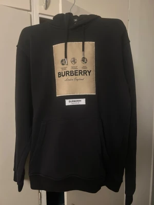 Burberry hoodie - Snygg svart hoodie från Burberry med bra kvalité och varm