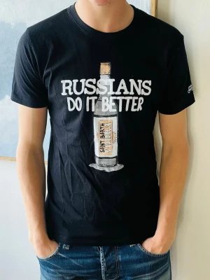 Saint Barth t shirt  - Snygg Saint Barth T shirt! Modellen på bilden är 190 och väger 85. Vid köp av fler erbjuder jag alltid rabatt😊