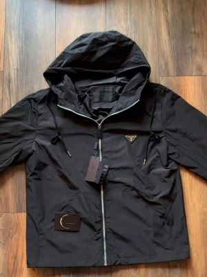 Prada windbreaker  - Snygg svart windbreaker från Prada helt ny 