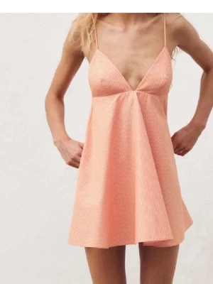 Orange klänning Zara  - Jättefin populär klänning från Zara! Storlek S, skriv gärna innan du köper ✨