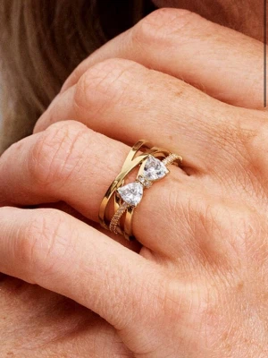 Pandora ring  - Såå fin guldring från Pandora i storlek 54, Nypris är 1399kr. Säljer direkt för 399kr via köp nu! Fint skick lite repig men inget man tänker på eller som syns mycket! 💞💞 