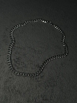 Cubansk Kedja i Silverfärg 55cm 9mm – Rostfritt Stål - 55cm Långt 9mm tjockt halsband i silver färg. Stilrent halsband med breda, platta länkar i silverfärgat stål. Kedjan har en klassisk karbinhake och en glansig finish som ger en modern vibe. Perfekt för att lyfta din outfit med en edgy touch.