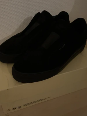 Svarta Axel Arigatos - Säljer dessa helsvarta sneakers från Axel Arigato. Gamla modelen. Storlek 45 och använda 1 gång. Fick för stor storlek. Skorna kommer med box. Skriv gärna om ni har några frågor.