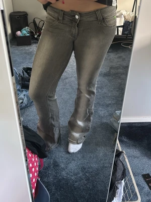 Grå bootcut jeans med låg midja - Säljer ett par grå bootcut jeans med låg midja från weekday. Knappt använda. 