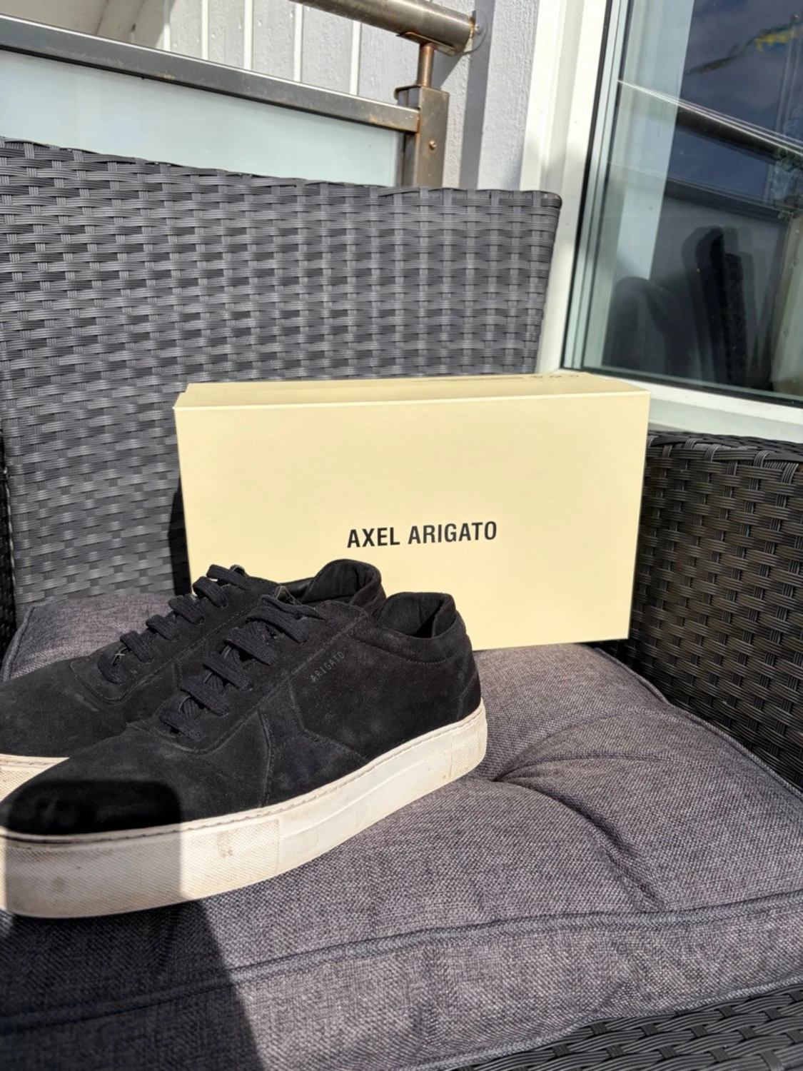 Svarta sneakers från Axel Arigato i mocka - 5