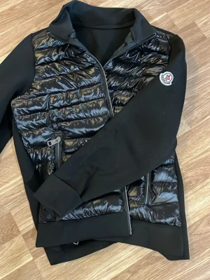 moncler cardigan/puffer jacka - har använt i kanske några månader, är bra för höst/vinter.  Är i small och jag tycker den sitter bra på mig 🫶🏻, Jackan är ganska lång så rekommenderar att man är minst 160cm 🤗.