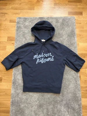 Maison Kitsune hoodie  - Tja, säljer nu en riktigt fet maison kitsune hoodie i storlek XS. Tröjan är använd förtal gånger, så den är i toppskick.