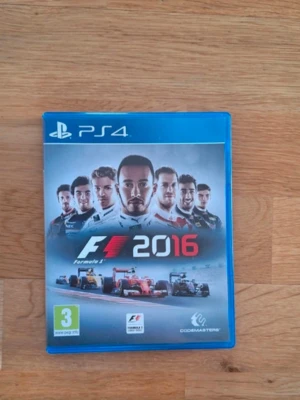 F1 2016 till PS4 - Säljer spelet F1 2016 till PlayStation 4. Racinggame med Formel 1-tema där du kan tävla mot världens bästa förare och bygga din karriär. Blå plastfodral med omslag och spelmanual samt skiva medföljer. Skivan är i mycket bra skick! Kan gå ner i pris!