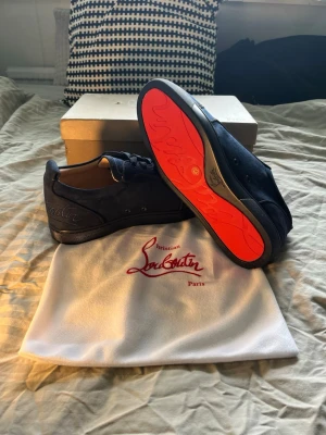 Louboutins skor - Stilrena skor perfekt till sommaren skorna är i Storlek 43 och är i nytt skick skriv vid funderingar