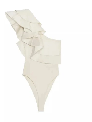 Body från Zara  - Kollar intresse på min Zara body i lite vit beige färg, den säljs inte längre va jag vet! Storlek M men passar mig som har S i vanliga fall. Den används inte så vill se om någon är intresserad. Skriv om ni har frågor och skriv till mig innan ni köper💕💕