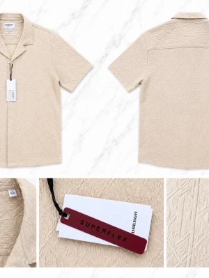 Lindbergh i storlek L - Sjukt snygg och somrig skjorta från Lindbergh i storlek L! Perfekt till sommaren med sin stilrena beige färg och unika struktur i tyget som verkligen sticker ut. Relaxed fit för en bekväm och modern passform. Passar lika bra till shorts som jeans för en clean och trendig outfit.  ✅ Helt ny med tags kvar ✅ Storlek L ✅ Märke: Lindbergh ✅ Superflex-material för extra komfort och rörelsefrihet