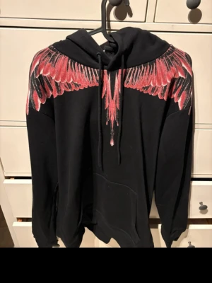 Marcelo Burlon hoodie - Dags o sälja min hoodie som inte längre passar mig.