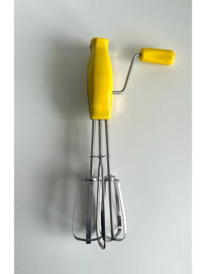 Gul retro handvisp Nya Cyklon Nilsjohan - Kultförklarade manuella handvispen Nya Cyklon från NilsJohan (formgiven av Sigvard Bernadotte på 1960-talet). Ergonomiskt handtag och vev i gul plast, med två vispar i rostfritt stål. Perfekt för att vispa grädde eller smet för hand. Klassisk design med två vispar i rostfritt stål. Längd: 31 cm. En unik retro klassiker som är både praktisk, miljövänlig och i högkvalitativ svensk design. Mycket gott skick, som ny!