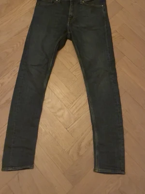 Tiger of sweden jeans - säljer ett par feta jeans från tiger of sweden i en klassisk mörkblå färg. skicket på jeansen är mycket bra, nästintill nytt skick. storleken är 29/30 hör av er vid frågor eller funderingar.