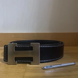 Herm*s belt 110 cm me hålpipa - Svart o silver bälte me hålpipa