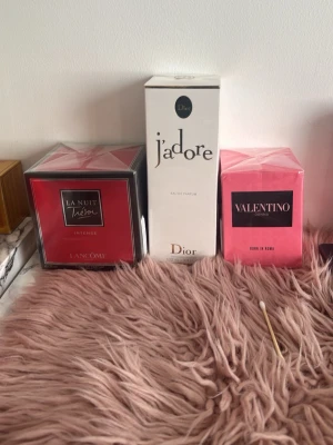 Parfymset från Lancôme, Dior och Valentino - 1000kr styck. Säljer två exklusiva parfymer: La Nuit Trésor Intense från Lancôme i svart och röd förpackning och Valentino Donna Born in Roma i rosa förpackning. Perfekta dofter för dig som vill ha något lyxigt.