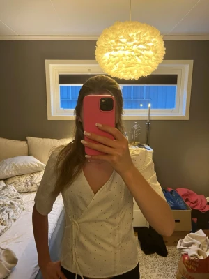 Vit omlottblus med prickar - Vit blus med svarta prickar, endast använd 1 gång💕