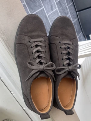 Louboutins - Säljer dessa då nya skor är inköpta. Storlek 43. Ingen låda finns med. Skorna är 1 månad gamla. Bud är tillåtet men skambuda så blir du ignorerad. 1000kr via plick. 600kr (inkl frakt) via privat swish) då jag vill bli av med dem och vill ha pengarna snabbare.