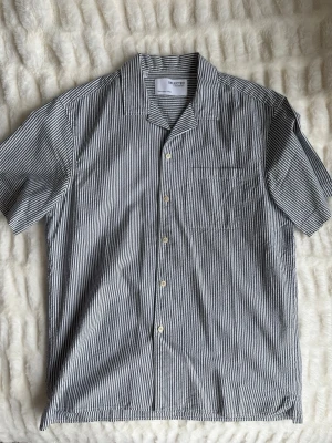 Kortärmad randig skjorta  - Kortärmad randig skjorta från Selected Homme. Passar Small/medium