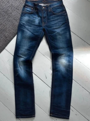 Mörkblå jeans från Nudie Jeans - Snygga mörkblå jeans från Nudie, med en snygg tvätt, dem är uppsydda från längd 32 till 30 
