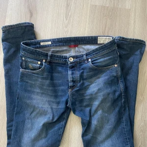 Brunello cucinelli jeans  - Skinny fit men sitter som slim på mig som är ca 182-183 och väger 69-70 kg  , ett jättelitet hål i ena fickan men går att laga enkelt, skriv om du undrar något