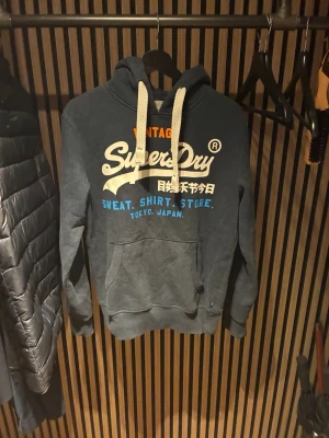 Superdry hoodie  - Säljer nu en superdry hoodie i storlek S | mycket fint skick utan defekter |  kom dm för flera frågor eller funderingar!