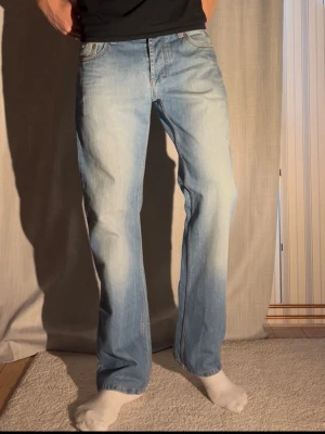 MOD Jeans 32/33 - Säljer nu dessa galet feta jeansen från Mod storlek 33/34 men sitter mer som 32/33 Modellen är 188cm och väger 78kg  Total längd: 105 Benöppning: 21 Midja: 42  Priset kan som alltid diskuteras, hör av er vid minsta fundering! Mvh Charlie